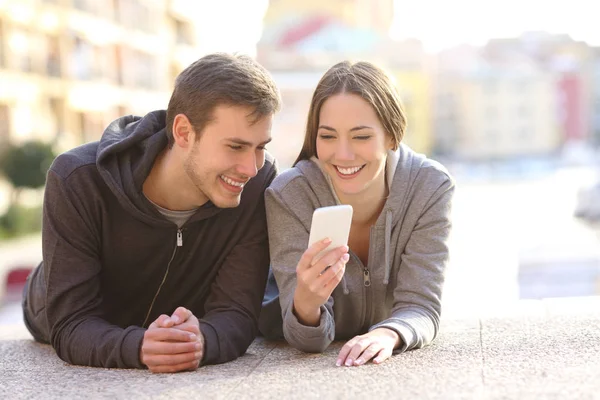 Front View Portrait Couple Teens Watching Phone Content Lying Sidewalk — Stock Photo, Image