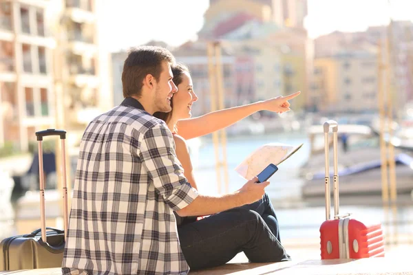 Happy Couple Tourists Pointing Landmark Coast Town Street — Stock Photo, Image