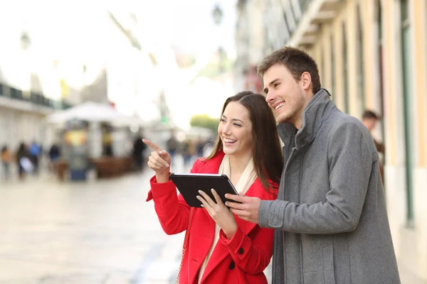 Glückliches Paar Zeigt Mit Tablette Der Straße Einer Alten Stadt — Stockfoto