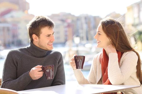 Coppia Felice Che Parla Una Caffetteria Sul Lungomare Vacanza — Foto Stock