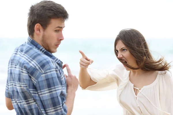 Crazy Girlfriend Scolding Her Scared Boyfriend Beach — Stock Photo, Image
