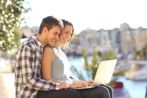 Pareja Feliz Usando Portátil Una Calle Soleada Ciudad Costa — Foto de Stock