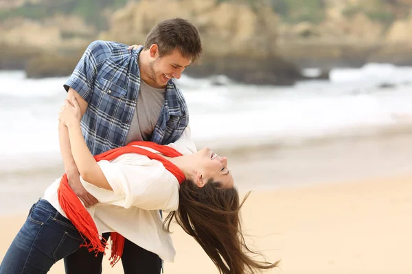 Glückliches Verliebtes Paar Scherzt Beim Ersten Date Strand — Stockfoto