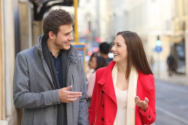 Retrato Una Pareja Feliz Caminando Por Calle Conversando —  Fotos de Stock