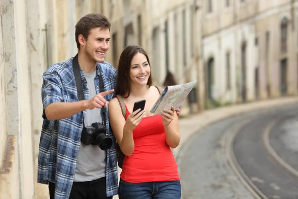 Paar Glückliche Touristen Sightseeing Vergleich Online Führer Und Karte Einer — Stockfoto