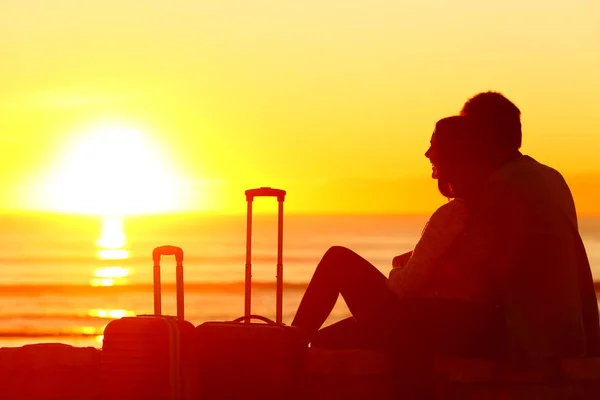 Silueta Par Viajeros Con Equipaje Viendo Atardecer Vacaciones — Foto de Stock