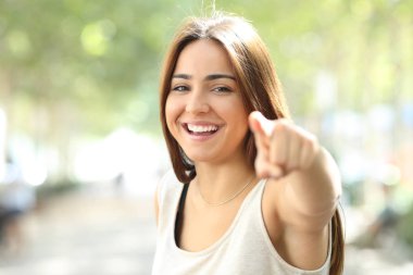 Kamera açık havada sokakta gösteren gülümseyen güzel kız