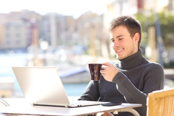 Hombre Sonriente Viendo Contenido Multimedia Portátil Bar Una Ciudad Costera —  Fotos de Stock