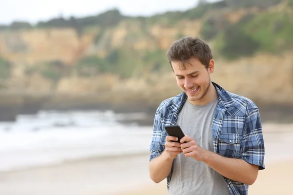 Feliz Chico Adolescente Usando Teléfono Inteligente Caminando Playa —  Fotos de Stock