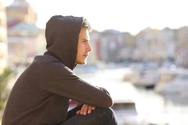 Vista Laterale Ritratto Adolescente Pensieroso Che Contempla Porto Vacanza — Foto Stock