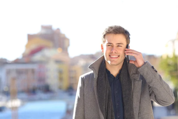 Retrato Hombre Feliz Hablando Por Teléfono Una Ciudad Costera — Foto de Stock