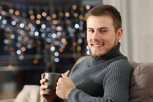 Man Die Zich Voordeed Zoek Naar Winter Zittend Een Bank — Stockfoto