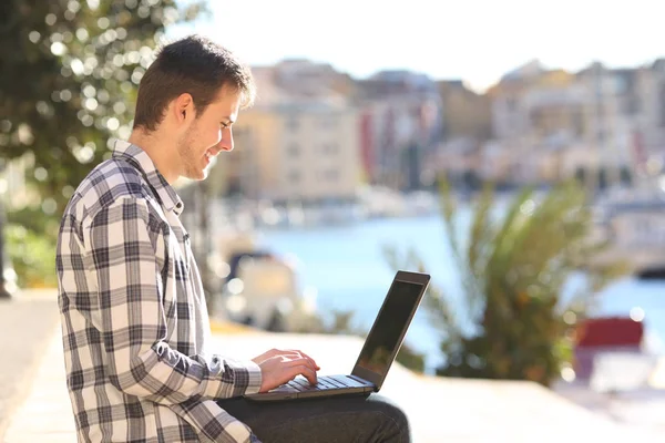 Vista Laterale Ritratto Uomo Felice Che Utilizza Computer Portatile Una — Foto Stock