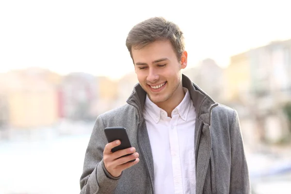 Front View Portrait Man Using Smart Phone Winter Walking Coast — Stock Photo, Image