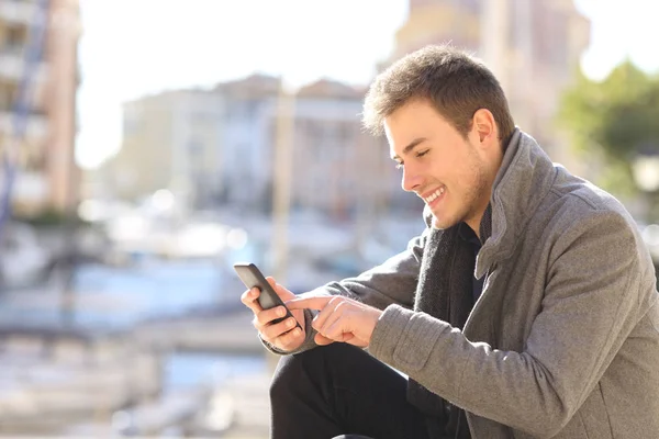 Retrato Vista Lateral Hombre Feliz Usando Teléfono Inteligente Invierno Una —  Fotos de Stock