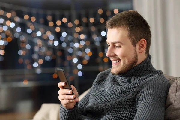 Seorang Pria Menggunakan Telepon Cerdas Malam Hari Duduk Sofa Ruang — Stok Foto