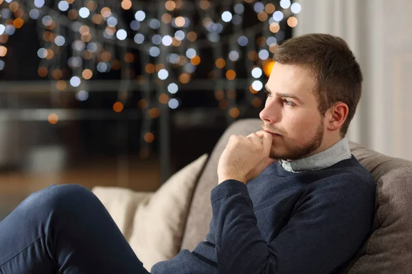 Nadenkend Man Nacht Zittend Een Bank Huiskamer — Stockfoto