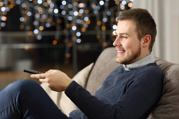Ευτυχισμένος Άνθρωπος Βλέποντας Τηλεόραση Στο Σπίτι Νύχτα Κάθεται Έναν Καναπέ — Φωτογραφία Αρχείου