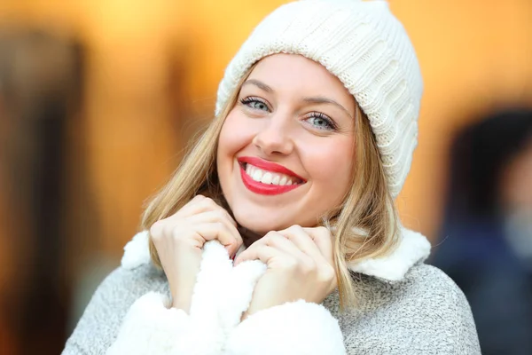 Portret Van Een Gelukkig Mode Vrouw Kijken Camera Warm Houden — Stockfoto