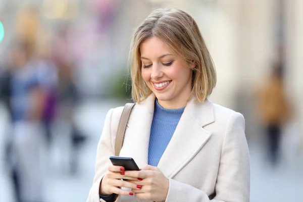 Retrato Una Mujer Elegante Usando Teléfono Inteligente Caminando Por Calle — Foto de Stock