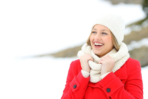 Mulher Feliz Vermelho Desfrutando Férias Inverno Uma Montanha Nevada — Fotografia de Stock