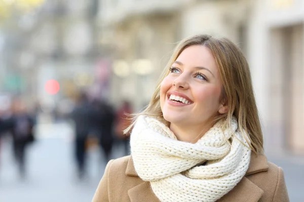 Szczęśliwa Kobieta Ciepło Ubrani Patrząc Powyżej Zimie Ulicy — Zdjęcie stockowe