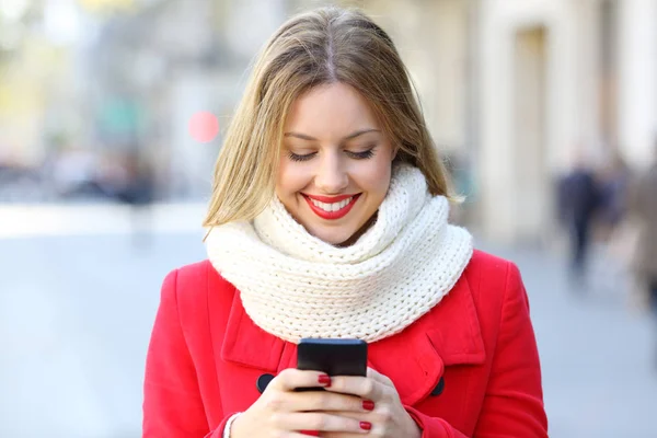 Retrato Una Mujer Feliz Rojo Leyendo Mensajes Telefónicos Calle Invierno — Foto de Stock