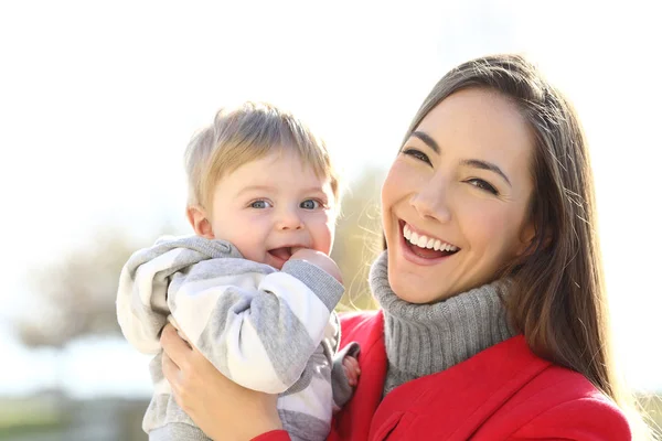 Porträtt Glad Baby Och Mor Poserar Tittar Kameran Utomhus Vintern — Stockfoto