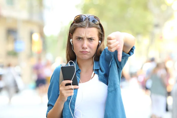 Visão Frontal Retrato Uma Menina Irritada Ouvindo Música Com Polegares — Fotografia de Stock