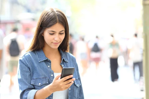 Schöne Entspannte Teenager Mit Einem Smartphone Fuß Auf Der Straße — Stockfoto