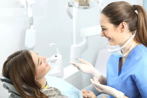 牙医在咨询中向病人解释程序 — 图库照片