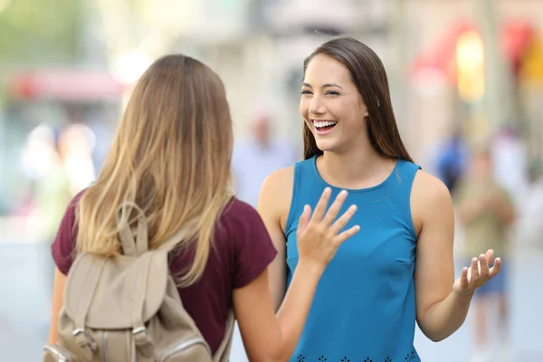 Två Glada Vänner Möte Och Hälsning Gatan Med Suddig Bakgrund — Stockfoto