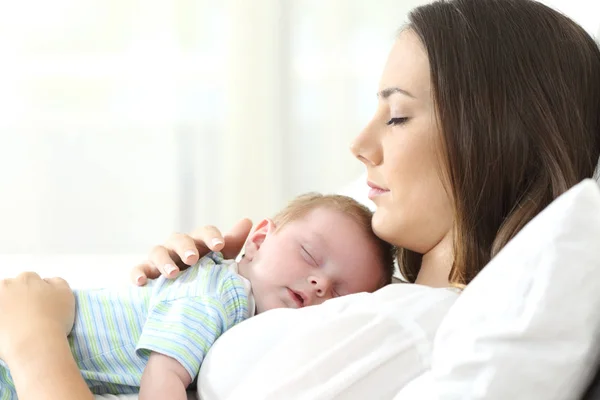 Perfil Uma Mãe Séria Dormindo Com Seu Bebê Uma Cama — Fotografia de Stock