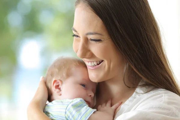 Retrato Uma Mãe Satisfeita Segurando Seu Bebê Casa — Fotografia de Stock