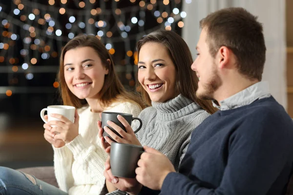 Tres Amigos Conversando Por Noche Sentados Sofá Sala Estar Casa — Foto de Stock