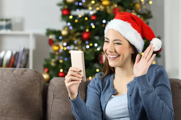 Frau Winkt Bei Smartphone Videoanruf Weihnachten Auf Sofa Heimischen Wohnzimmer — Stockfoto