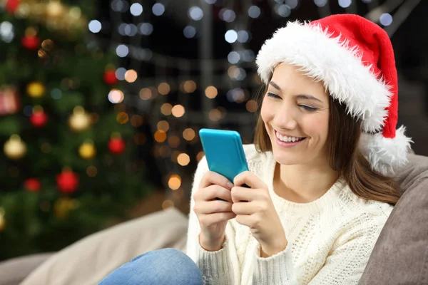 Happy Woman Texting Phone Christmas Sitting Couch Living Room Home — Stock Photo, Image