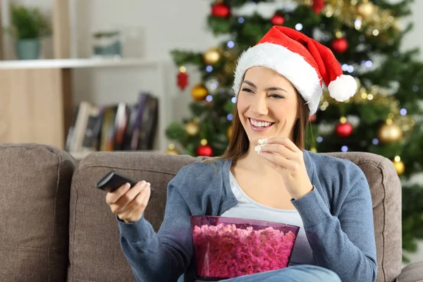 Mulher Feliz Assistindo Natal Porgrama Sentado Sofá Sala Estar Casa — Fotografia de Stock