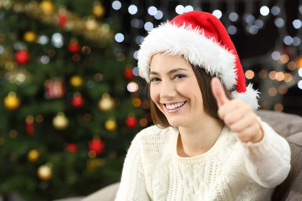 Щаслива Жінка Великими Пальцями Вгору Дивиться Тебе Різдво Сидячи Дивані — стокове фото