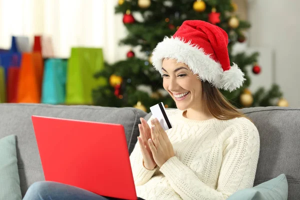 Возбужденная Женщина Покупает Подарки Онлайн Рождество Сидя Диване Гостиной Дому — стоковое фото