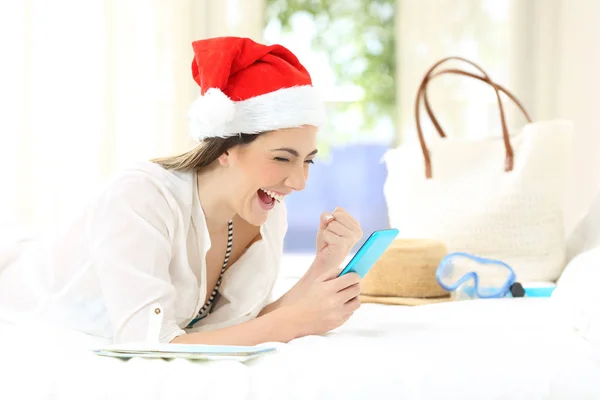 Podekscytowana Kobieta Telefon Święta Bożego Narodzenia Leżąc Łóżku Pokoju Hotelowym — Zdjęcie stockowe