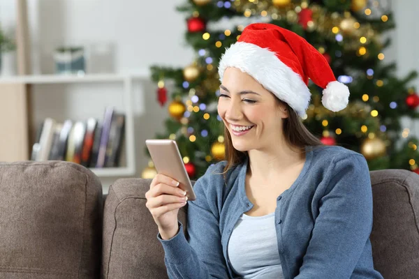 Menina Lendo Mensagens Telefone Natal Sentado Sofá Sala Estar Casa — Fotografia de Stock