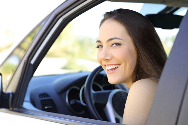 Conductor Feliz Mirando Cámara Dentro Coche Nuevo — Foto de Stock