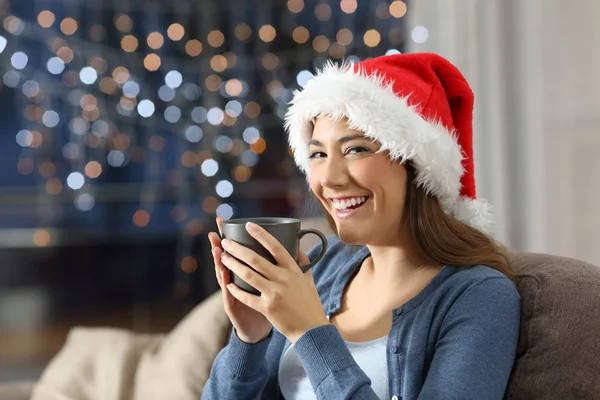 Glückliche Frau Mit Einer Tasse Weihnachten Auf Einer Couch Heimischen — Stockfoto