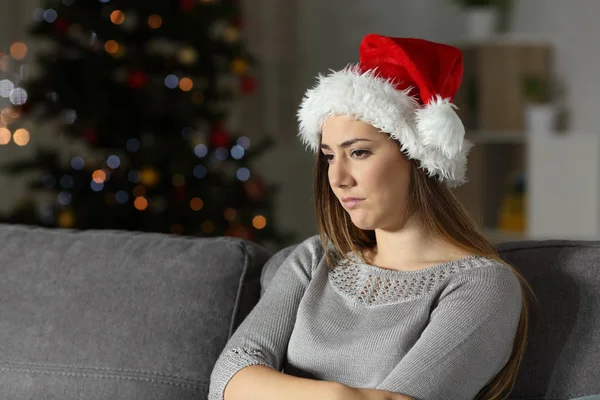 Menina Triste Natal Tempo Noite Sentado Sofá Sala Estar Casa — Fotografia de Stock