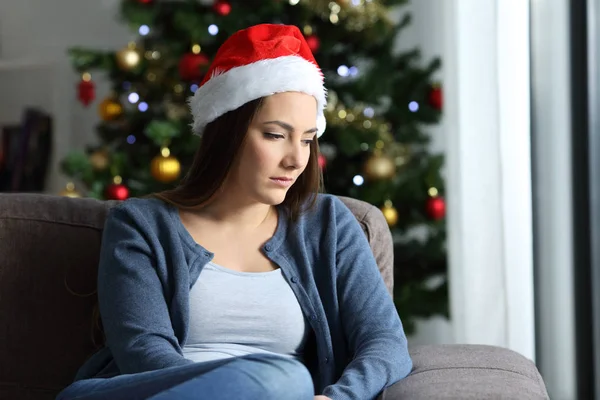 Сумна Самотня Жінка Скаржиться Різдвяному Сидінні Дивані Вітальні Вдома — стокове фото