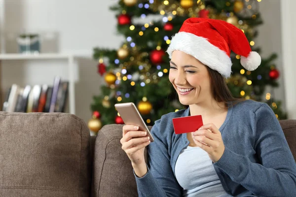 Frau Die Weihnachten Mit Telefon Und Kreditkarte Online Geht Sitzt — Stockfoto