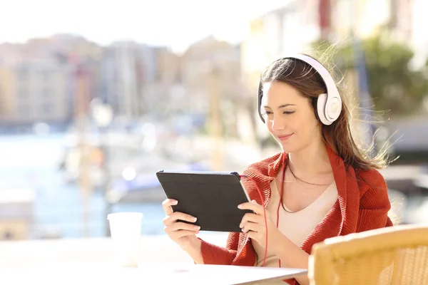 Donna Felice Apprendimento Guardando Tutorial Online Tablet Una Caffetteria — Foto Stock