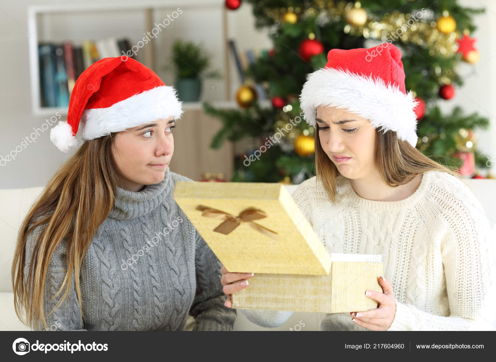Femme Déçue Recevoir Cadeau D'un Ami Frustré Noël Maison image