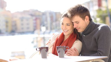 Romantik Çift bir sahil kasabasında bir kafede dinlendirici